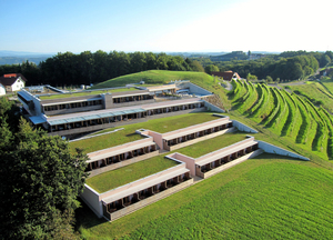 (c) Genusshotel Riegersburg Genusshotel mit weinberg gro %c6%92 maxl korrektur