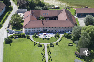 (c) Stadlerhof Wilhering Luftbild trauung vor dem tor